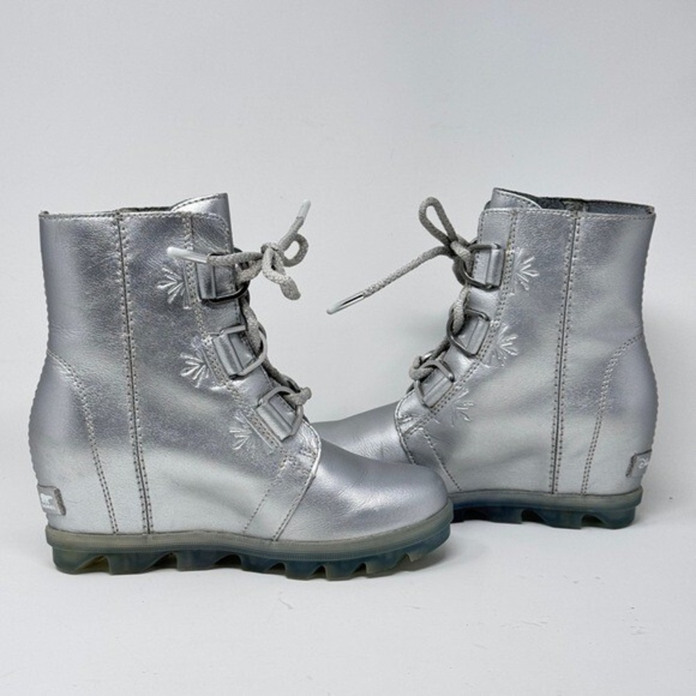 Sorel x Disney Joan of Arctic Wedge Frozen Boots – Silver, Girl's Size 2 - Picture 8 of 14